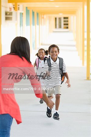 Femme voeux enfants après l'école