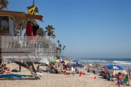 Maîtres-nageurs et plage bondée, plage de San Clemente, Californie, USA