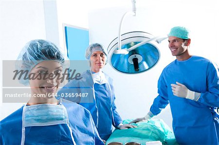 Personnel médical en salle d'opération