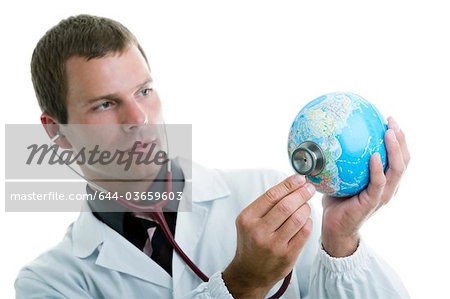 Arzt Betrieb Stethoskop zum globe