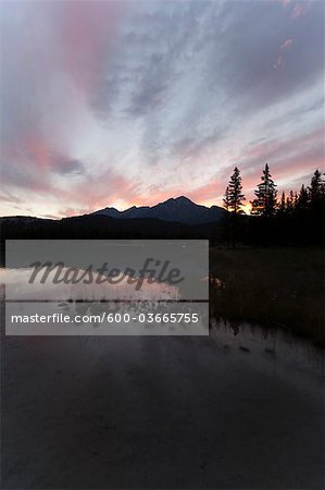 Lac Edith Cavell et Pyramid Mountain, Parc National Jasper, Alberta, Canada