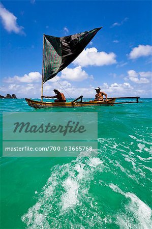 Hommes en pirogue, Nihiwatu Resort, Sumba, petites îles de la sonde, Indonésie Hommes en pirogue, Nihiwatu Resort, Sumba, petites îles de la sonde, Indonésie