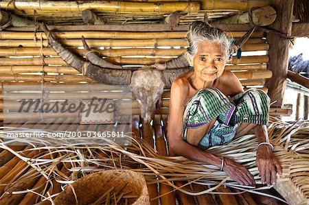 Femme tissant Palm Frond Mat, Sumba (Indonésie) Femme tissant Palm Frond Mat, Sumba (Indonésie)