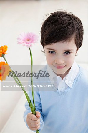 petit garçon avec des fleurs