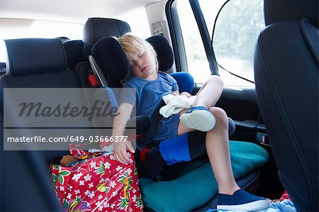 Fille de dormir dans la voiture