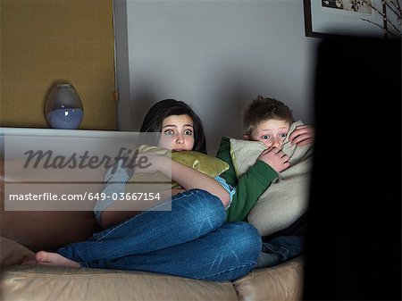 Frère et sœur regarder scary movie