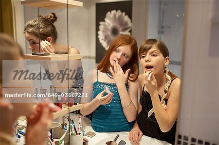 Weibliche Teenager Make-up anwenden