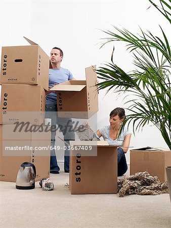 Couple déménagement, déballage des boîtes