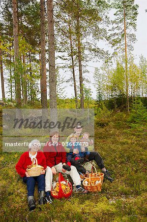 Familie mit Pilz Körbe im Wald
