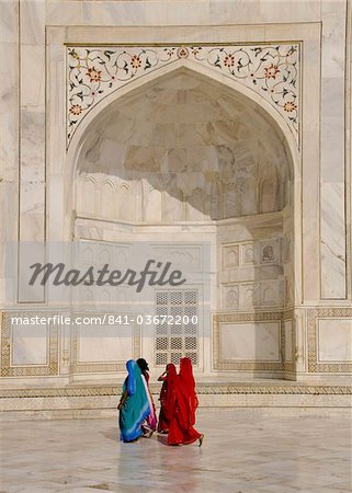 Women in brightly coloured saris at the Taj Mahal, UNESCO World Heritage Site, Agra, Uttar Pradesh, India, Asia