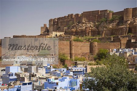 Die blaue Stadt überragt von der Hügelkuppe Mehrangarh Fort, Jodhpur, Rajasthan, Indien, Asien