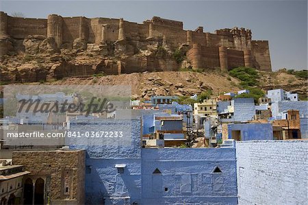 Le Fort de Mehrangarh sur le sommet d'une colline qui surplombe les maisons bleues de Jodhpur, Rajasthan, Inde, Asie
