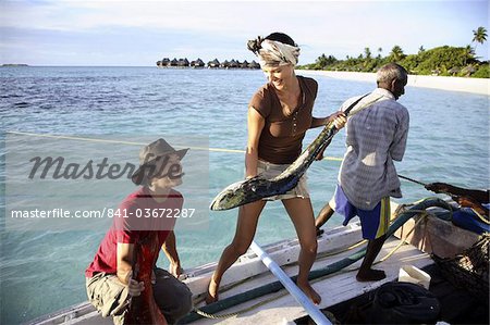 Couple avec un pêcheur local, Maldives, océan Indien, Asie