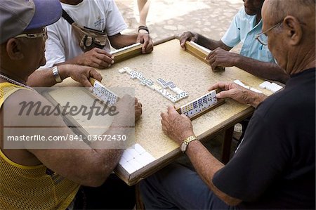 Old men jeu de dominos sur rue à Trinidad, Cuba, Antilles, l'Amérique centrale