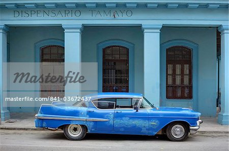 Vieille voiture américaine bleue avec carrosserie garé devant le dispensaire bleu, Centro Havana, la Havane, Cuba, Antilles, Amérique centrale