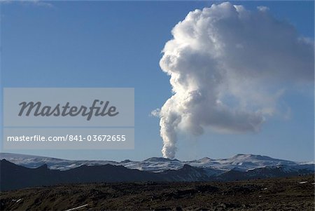 Rising de panache de fumée sur glacier Eyjafjallajokull volcan, Islande, les régions polaires