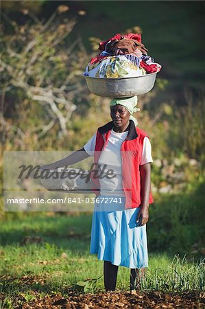 Une femme portant le lavage sur sa tête, Kenscoff montagnes au-dessus de Port-au-Prince, Haïti, Antilles, Caraïbes, Amérique centrale