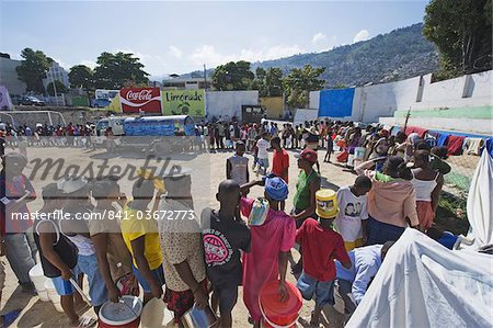 Leute von Futter bis zur Wasserverteilung nach dem Januar 2010 Erdbeben, Port au Prince, Haiti, West Indies, Karibik, Mittelamerika