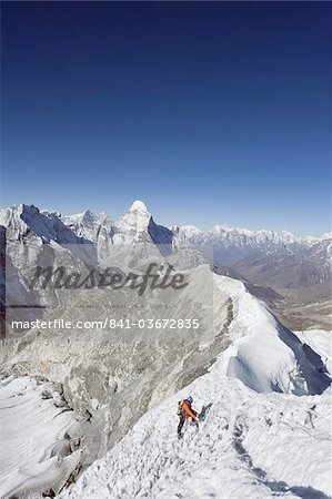 Grimpeur sommet sommet de la crête de l'île, 6189m, Ama Dablam, 6812m, Solu Khumbu région de l'Everest, Parc National de Sagarmatha, Himalaya, Népal, Asie