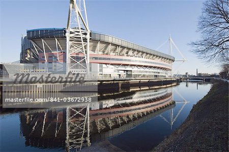 Reflexion des Millennium Stadium in Fluss Taff, Cardiff, Wales, Vereinigtes Königreich, Europa