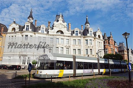 Tramway et art déco architecture, Anvers, Flandre, Belgique, Europe