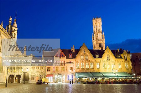 Le XIIIe siècle de Belfort (beffroi towe) éclairé la nuit, la vieille ville, patrimoine mondial de l'UNESCO, Bruges, Flandre, Belgique, Europe