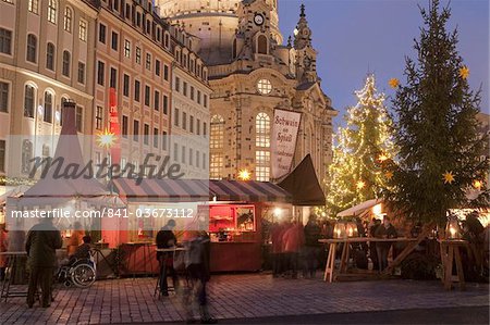 Stands de marché de Noël devant l'église Frauen et arbre de Noël à la nuit tombante, Neumarkt, Innere Altstadt, Dresde, Saxe, Allemagne, Europe
