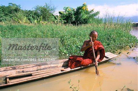 Young bouddhiste monk, Ywama, le lac Inle, État Shan, au Myanmar (Birmanie), Asie