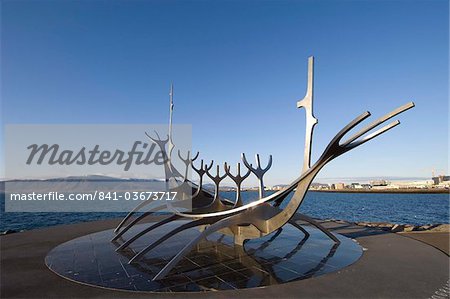 Skulptur eines Wikingerschiffes von Jon Gunnar Arnason, Reykjavik, Island, Polarregionen