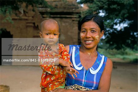 Jeune femme avec thanaka face paint et bébé, Bagan (Pagan), la Division de Mandalay, Myanmar (Birmanie), Asie
