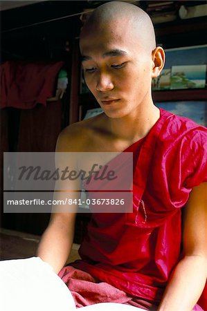 Buddhist monk, Mahagandayon Monastery, Amarapura, Mandalay Division, Myanmar (Burma), Asia