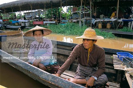 Flottant marché, Ywama, lac Inle, État Shan, au Myanmar (Birmanie), Asie
