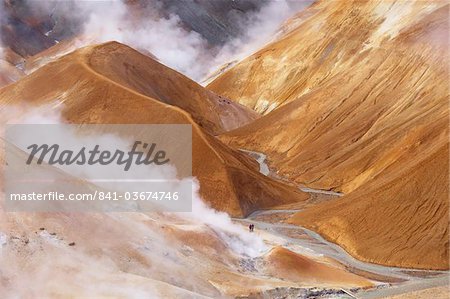 Les randonneurs explorer le très actif chaud printemps zone à Kerlingarfjoll, où les montagnes Kerlingarfjoll à l'intérieur sont un massif des dômes rhyolitiques s'élevant à 1477m, l'Islande, les régions polaires