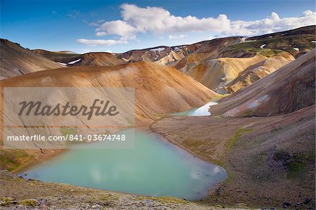 Pistes de rhyolite et d'éboulis dans le ravin de Graenagil, zone de Landmannalaugar, région de Fjallabak, Islande, régions polaires Pistes de rhyolite et d'éboulis dans le ravin de Graenagil, zone de Landmannalaugar, région de Fjallabak, Islande, régions polaires