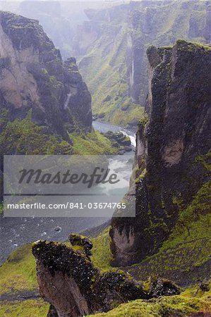 Canyon de Fjadrargljufur, 100 m de profondeur et 2 km de long, creusé palagonite et lave couches glaciaires rivière rapides 2 millions ans, près de Kirkjubaejarklaustur, sud de l'Islande, les régions polaires