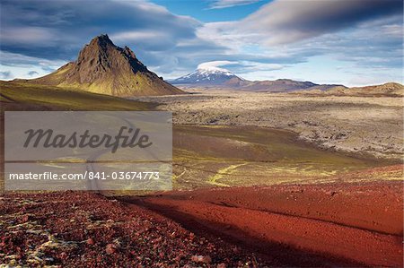 Mount Krakatindur, 858 m, permanent solitaire dans le champ de lave de Nyjahraun, à l'est du volcan Hekla dans le lointain, Fjallabak route nord (Nyrdri-Fjallaback) dans les régions polaires de l'intérieur, Islande, Mount Krakatindur, 858 m, permanent solitaire dans le champ de lave de Nyjahraun, à l'est du volcan Hekla dans le lointain, Fjallabak route nord (Nyrdri-Fjallaback) dans les régions polaires de l'intérieur, Islande,