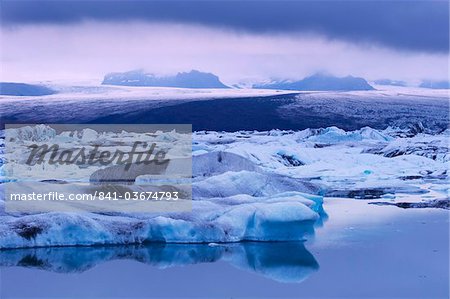 Jokulsarlon lagon glaciaire sous le glacier de Breidarmerkurjokull (Vatnajokull) qui alimente, sud-est Islande (Austurland), l'Islande, les régions polaires Jokulsarlon lagon glaciaire sous le glacier de Breidarmerkurjokull (Vatnajokull) qui alimente, sud-est Islande (Austurland), l'Islande, les régions polaires
