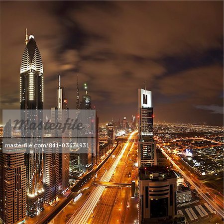 Vue élevée sur les gratte-ciels modernes le long de la route Sheikh Zayed, regardant vers le Moyen-Orient Burj Kalifa, Dubai, Émirats Arabes Unis,