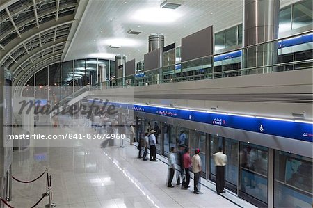 Architecture moderne élégante dans la Station de métro de l'aérogare 3, ouvert en 2010, l'aéroport International de Dubaï, Dubai, Émirats Arabes Unis, Moyen-Orient
