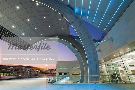Architecture moderne élégante du Terminal 3 a ouvert en 2010, l'aéroport International de Dubaï, Dubai, Émirats Arabes Unis, Moyen-Orient Architecture moderne élégante du Terminal 3 a ouvert en 2010, l'aéroport International de Dubaï, Dubai, Émirats Arabes Unis, Moyen-Orient