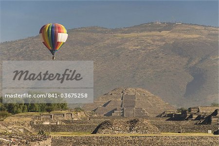Ballon à air chaud avec la pyramide de la lune dans le fond, Zone archéologique de Teotihuacan, patrimoine mondial de l'UNESCO, Mexique, Amérique du Nord