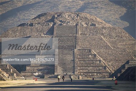 L'Avenue des morts conduisant à la pyramide de la lune, Zone archéologique de Teotihuacan, UNESCO World Heritage Site, Mexique, Amérique du Nord