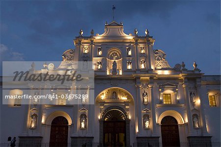 La cathédrale de San Jose avec lumières du soir, Antigua, patrimoine mondial de l'UNESCO, au Guatemala, Amérique centrale La cathédrale de San Jose avec lumières du soir, Antigua, patrimoine mondial de l'UNESCO, au Guatemala, Amérique centrale