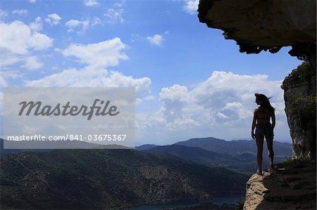 Une femme donne sur les collines de la Catalogne depuis un rebord rocheux près du village de Siuarana, près de Reus et de Barcelone, Catalogne, Espagne, Europe
