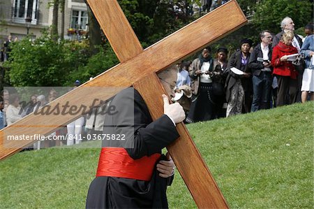 Paris Archbishop carrying a cross on Good Friday, Paris, France, Europe Paris Archbishop carrying a cross on Good Friday, Paris, France, Europe
