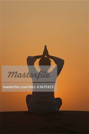 Sonnenuntergang in der Wüste, Abu Dhabi, Vereinigte Arabische Emirate, Naher Osten-meditation
