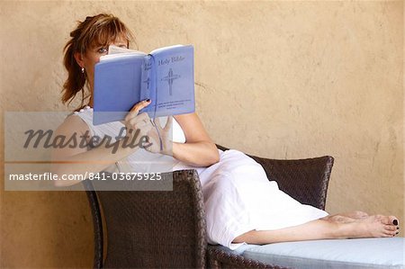 Frau lesen die Bibel, Abu Dhabi, Vereinigte Arabische Emirate, Naher Osten