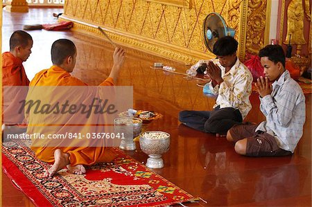 Buddhistische Zeremonie in eine kambodschanische Pagode, Siem Reap, Kambodscha, Indochina, Südostasien, Asien