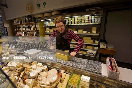 Une boutique de fromage sur le marché de Besançon, Doubs, Franche-Comté, France, Europe
