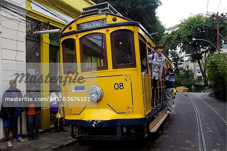 Un tramway classique sur la route de Santa Teresa à Rio de Janeiro, au Brésil, en Amérique du Sud Un tramway classique sur la route de Santa Teresa à Rio de Janeiro, au Brésil, en Amérique du Sud